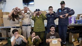 חיילי גדולים במדים באריזות מזון, צילום: ניר כהן